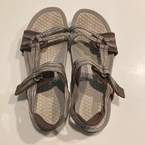 Baretraps Women’s Size 8 Beige Strappy Wedge Open-Toe Sandals